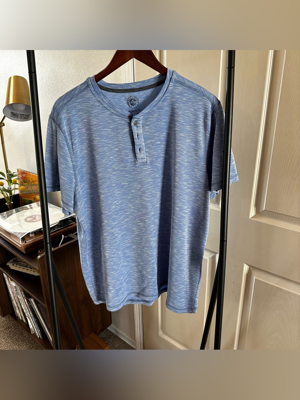 Men's Light Blue Heather Henley Short Sleeve Shirt 🦋